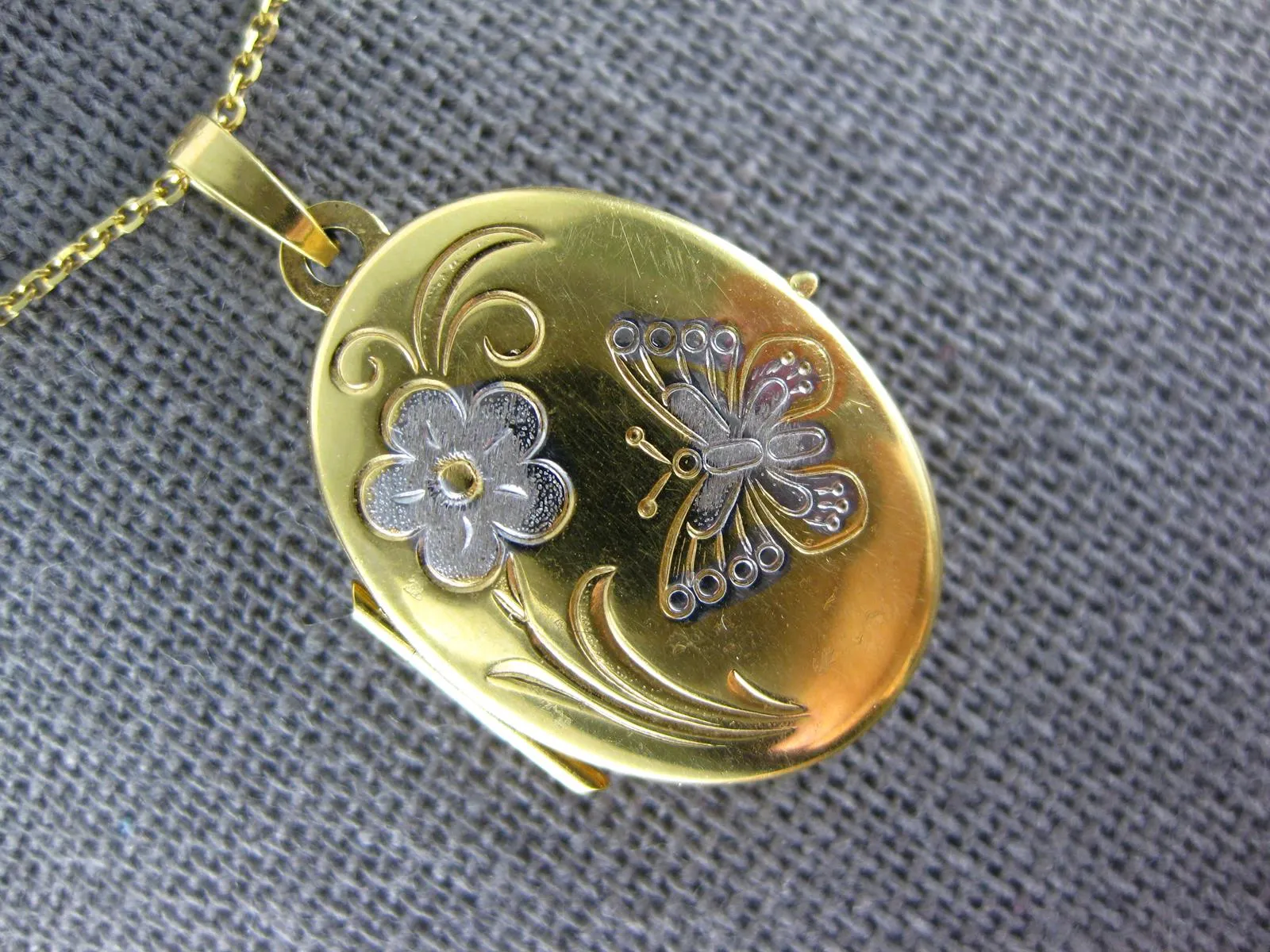 ESTATE 14KT 2 TONE GOLD 3D CLASSIC FLOWER BUTTERFLY OVAL LOCKET PENDANT #27088