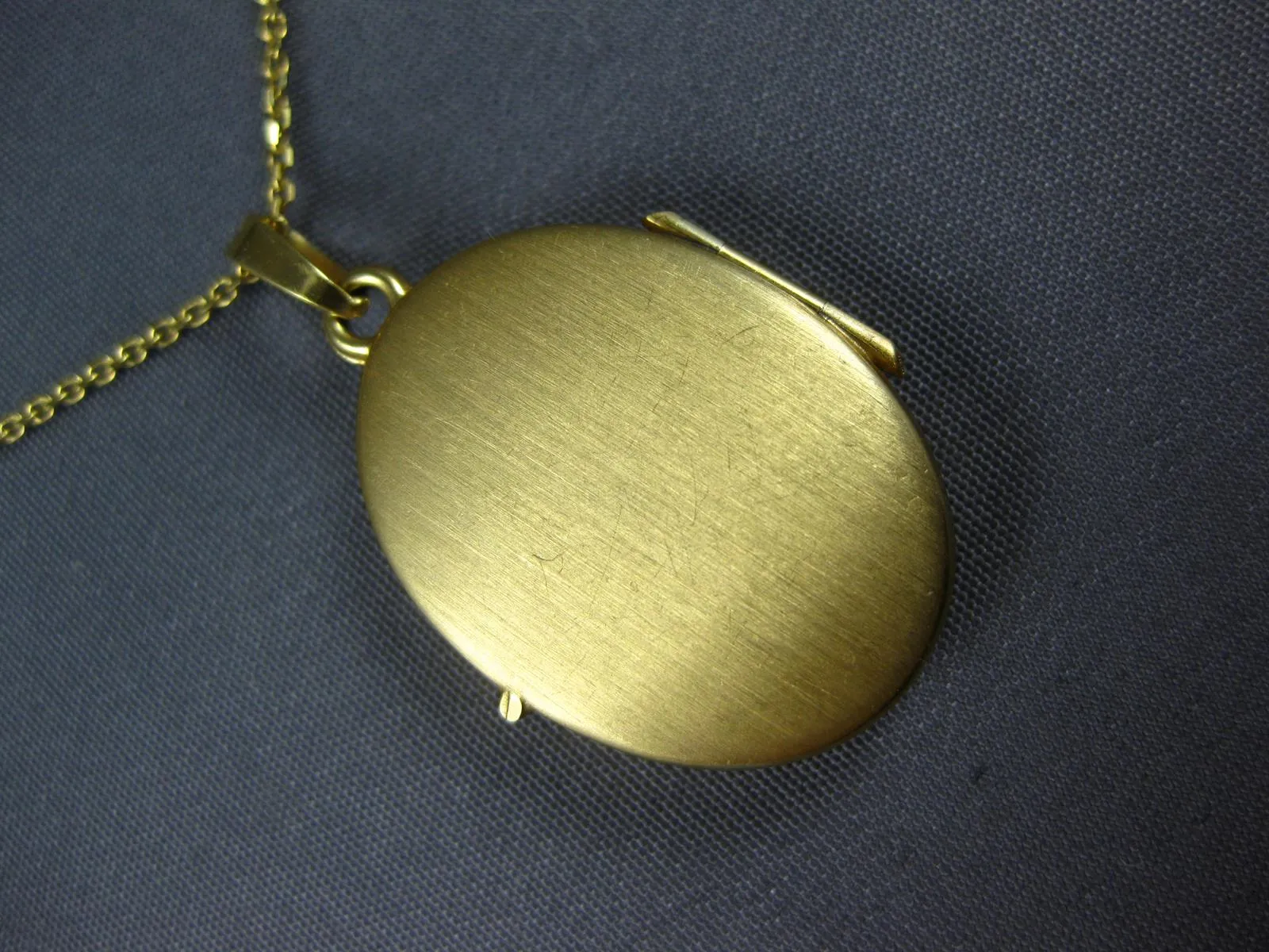ESTATE 14KT 2 TONE GOLD 3D CLASSIC FLOWER BUTTERFLY OVAL LOCKET PENDANT #27088