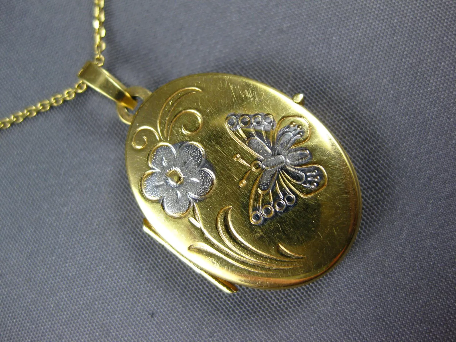 ESTATE 14KT 2 TONE GOLD 3D CLASSIC FLOWER BUTTERFLY OVAL LOCKET PENDANT #27088