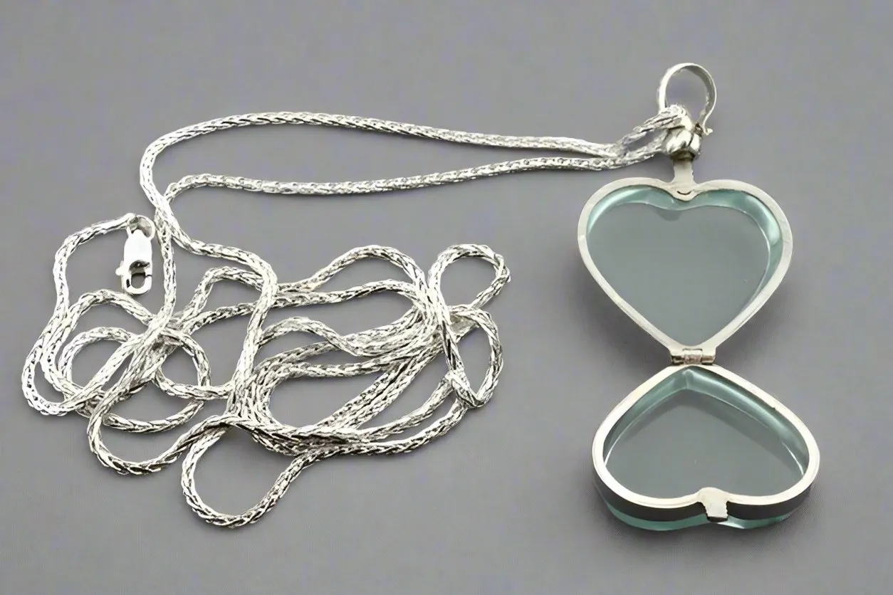 Glass heart locket on 70 cm espiga chain