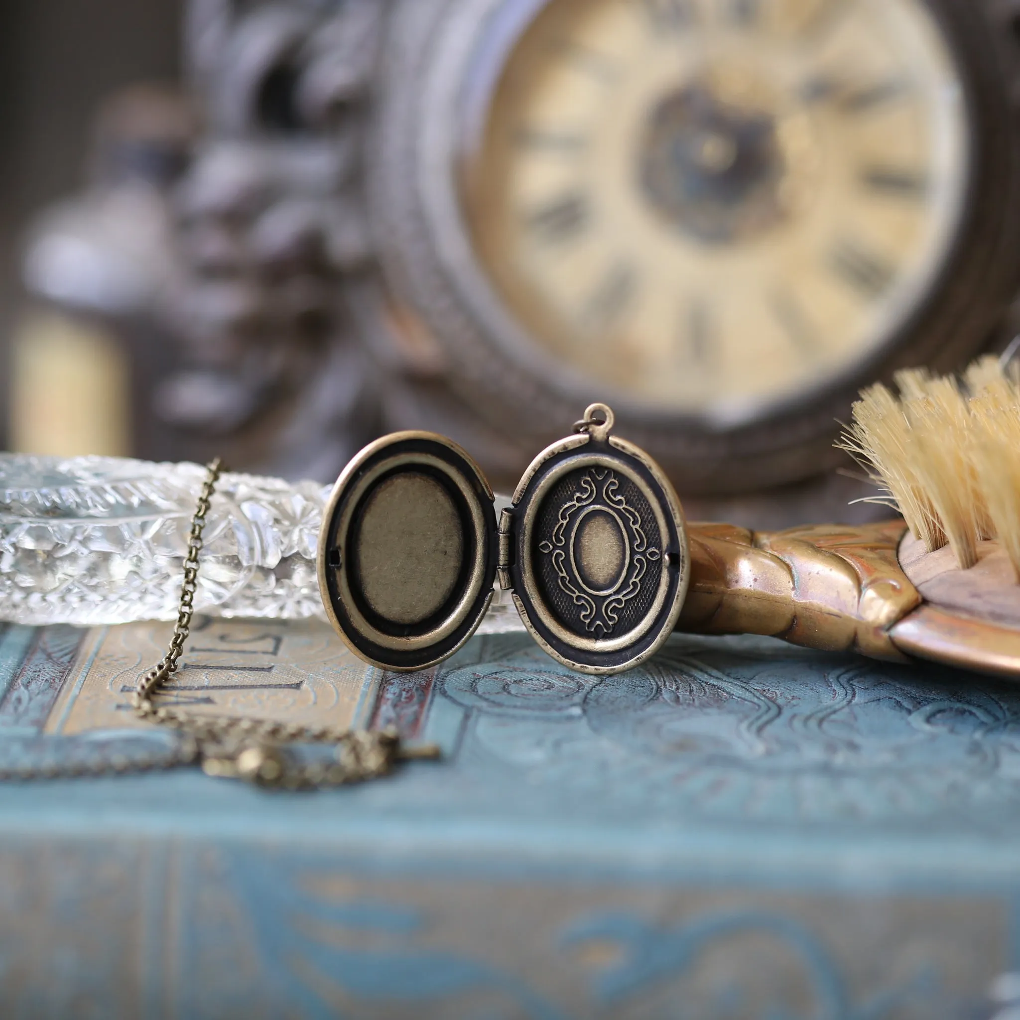 Lady Cameo Oval Vintage Style Locket
