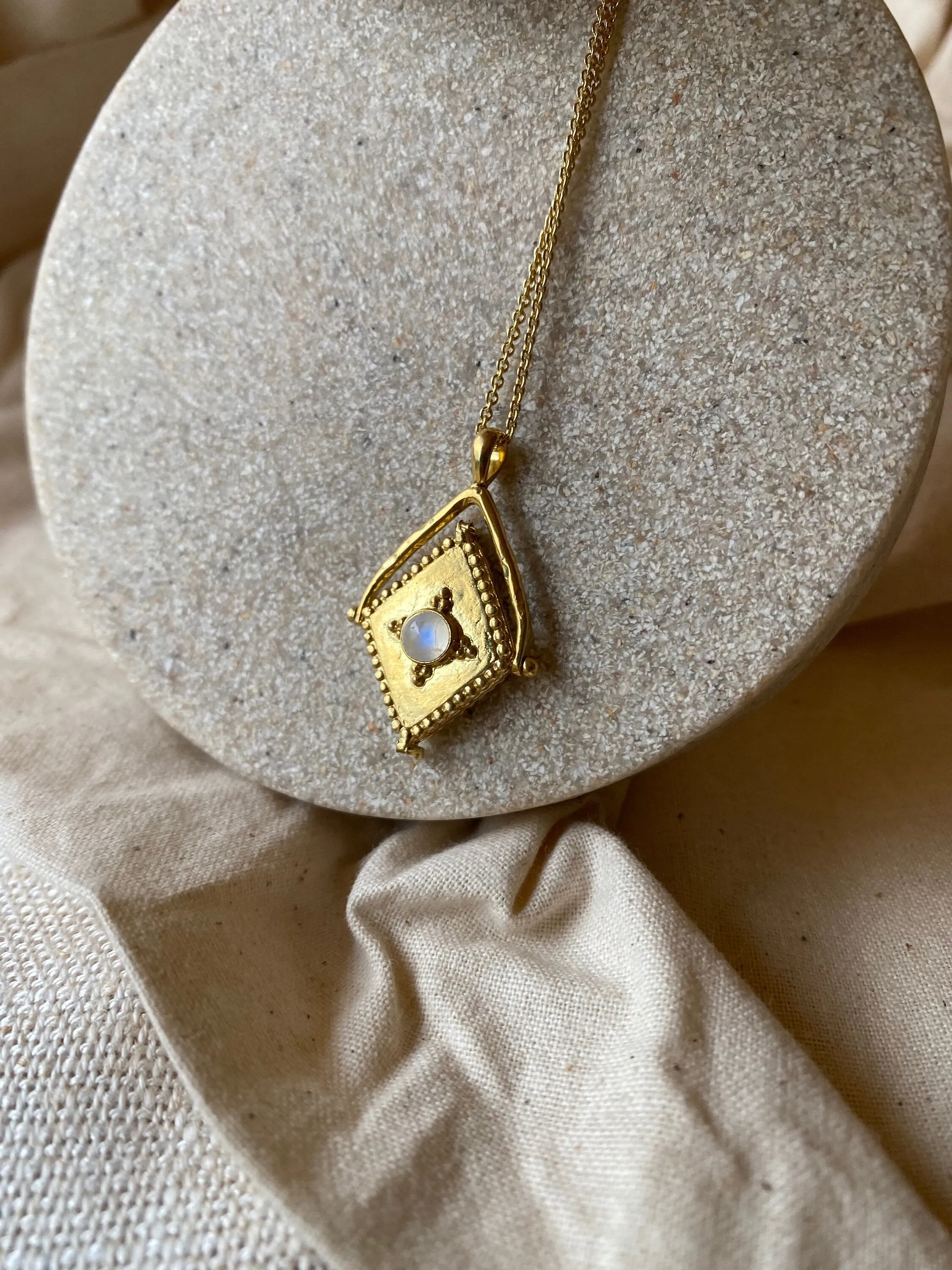 Lovers Locket Gold